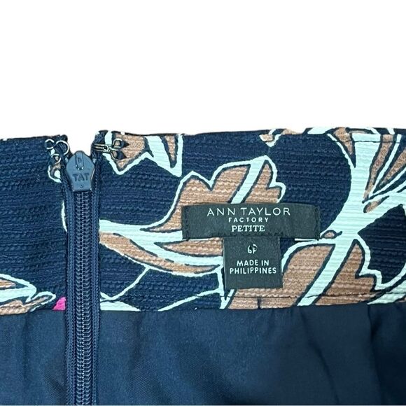 Ann Taylor Navy And Fuchsia Pencil Skirt, Size 6P, Like New - Picture 4 of 6